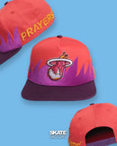 GORRA PLANA PRAYERS HEATS ROJO MORADO