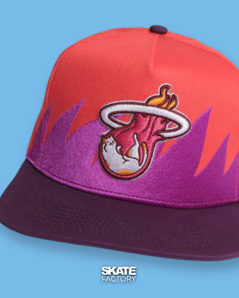 GORRA PLANA PRAYERS HEATS ROJO MORADO