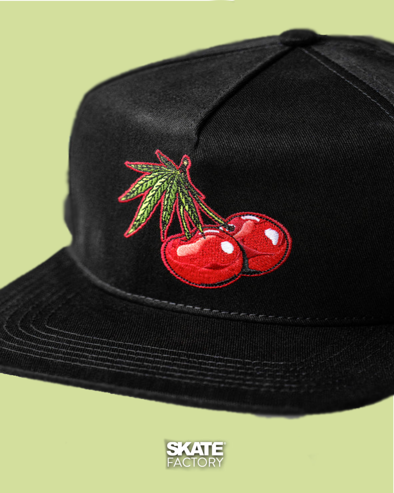 GORRA PLANA PRAYERS CHERRY OG NEGRO