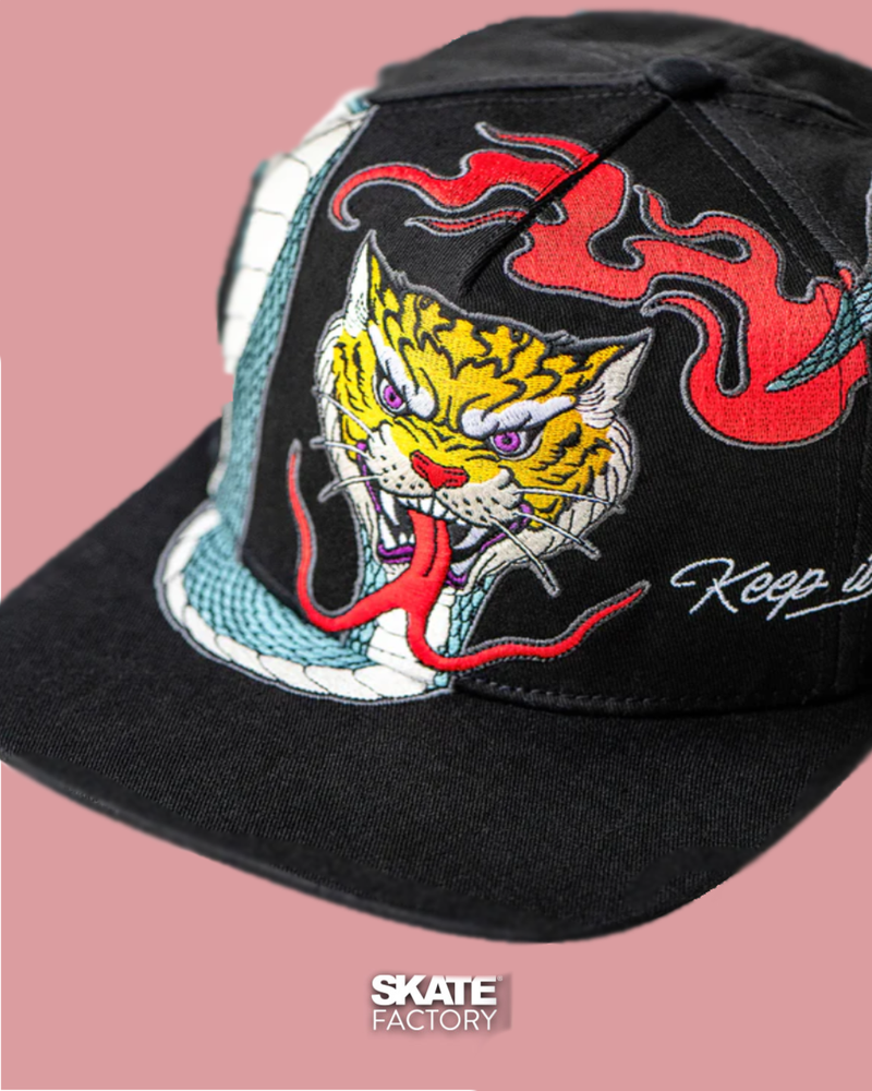 GORRA PLANA PRAYERS NEOTRAD NEGRO ROJO