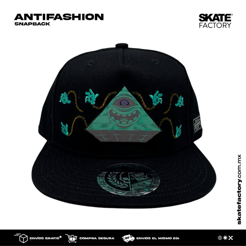 GORRA PLANA ANTIFASHION SNAPBACK PIRAMIDE