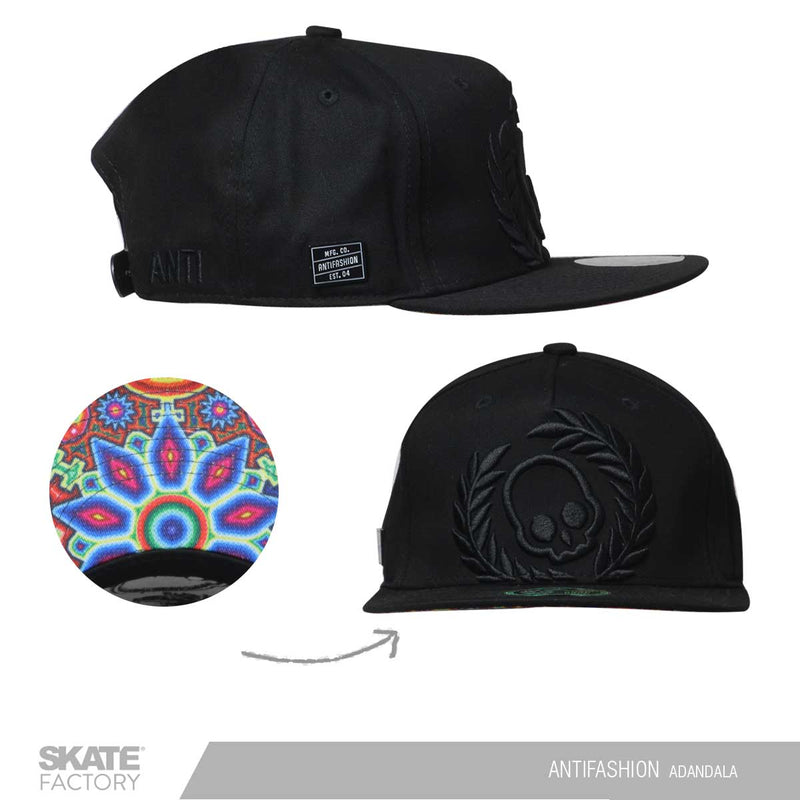 Gorra color negro para hombre con el logo de antifashion bordado en la parte frontal de la gorra y diseño en la visera de un mandala Snapback Gorra antifashion negra bordado con vicera mandala. Marca mexicana con patinetas, gorras y accesorios. Visítanos y descubre todo lo que antifashion tiene para ti. Disponibles en Skate Factory tu skate shop favorito, Envíos gratis en compras mayores a $999 pesos compra fácil y rápido Encuéntralos en tu skate shop, Skate factory ®.